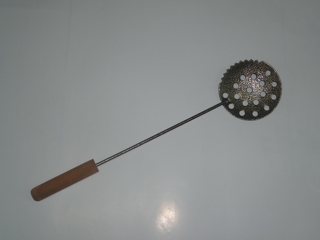 Черпак рыболовный зубчатый с деревянной ручкой ,окрашенный(ф90х300,б=1,5)