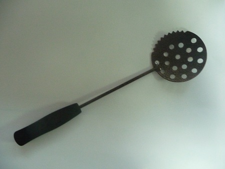 Черпак рыболовный зубчатый с неопреновой ручкой ,окрашенный(ф90х300,б=1,5)